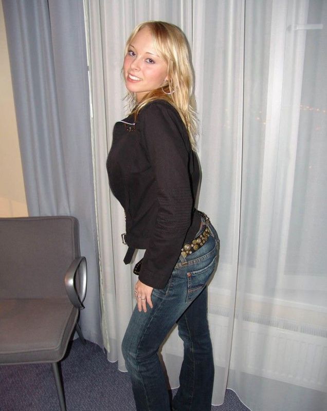 Сладкая блондинка хочет по-мастурбировать киску в спальне 1 фото