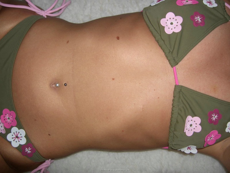 Сует в свою вагину самотык 8 фото Сует в свою вагину самотык 8 фото