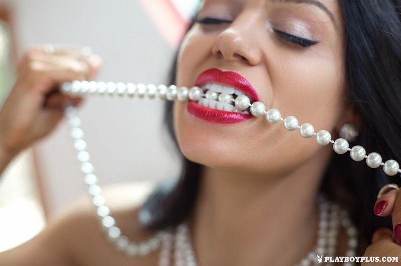 Шикарная брюнетка искусно раздевается и позирует 23 фото Шикарная брюнетка искусно раздевается и позирует 23 фото