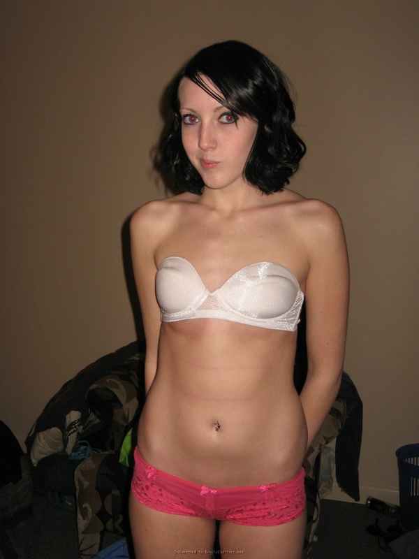 Худенькая темноволосая девка позирует в спальне 10 фото Худенькая темноволосая девка позирует в спальне 10 фото