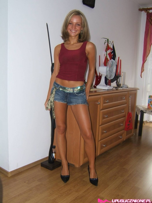 Худенькая девчонка позирует топлесс перед камерой 9 фото Худенькая девчонка позирует топлесс перед камерой 9 фото