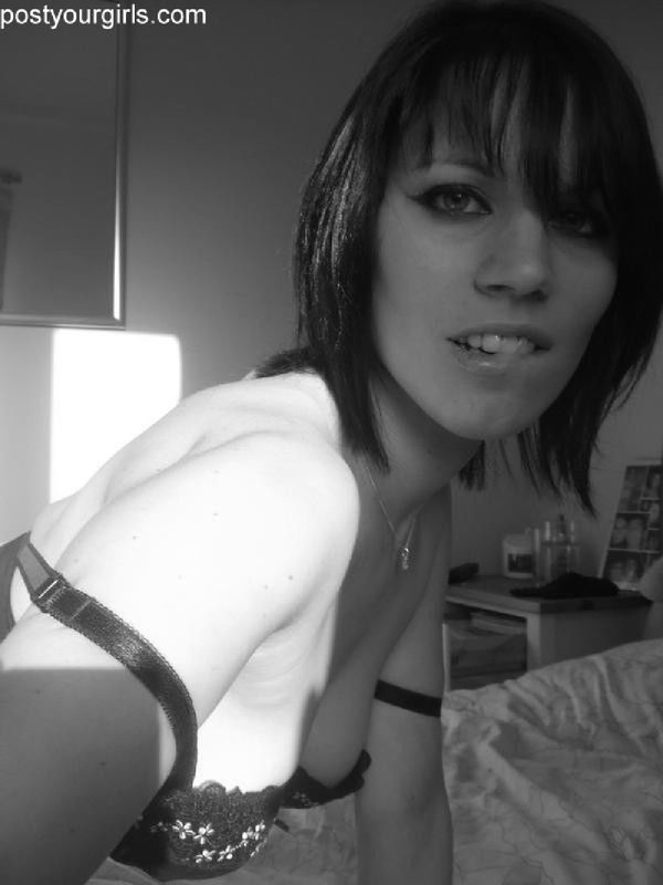 Черно-белые селфи сексуальной брюнетки 5 фото Черно-белые селфи сексуальной брюнетки 5 фото