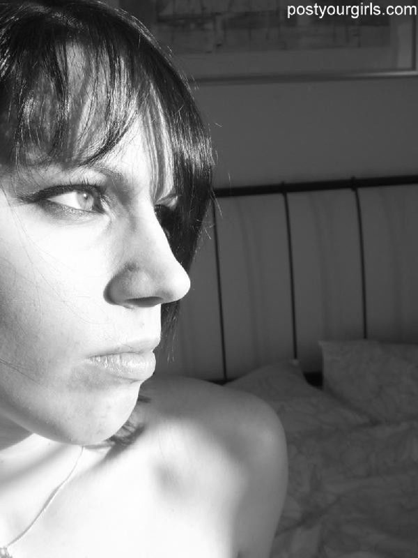 Черно-белые селфи сексуальной брюнетки 7 фото Черно-белые селфи сексуальной брюнетки 7 фото