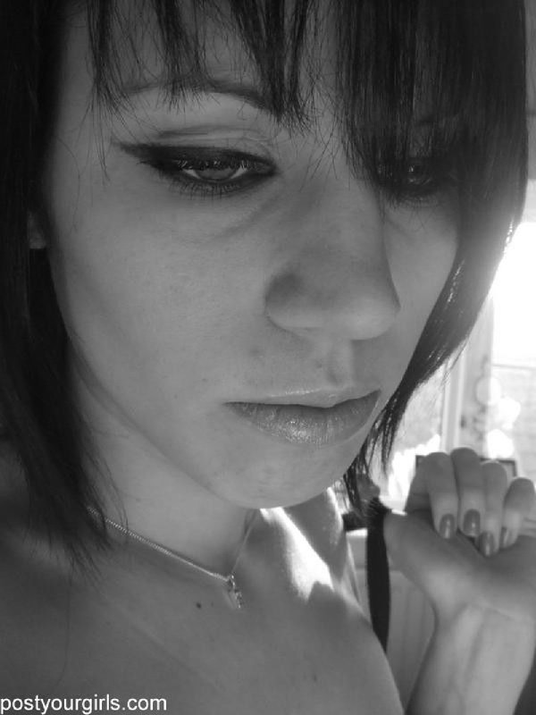 Черно-белые селфи сексуальной брюнетки 2 фото Черно-белые селфи сексуальной брюнетки 2 фото