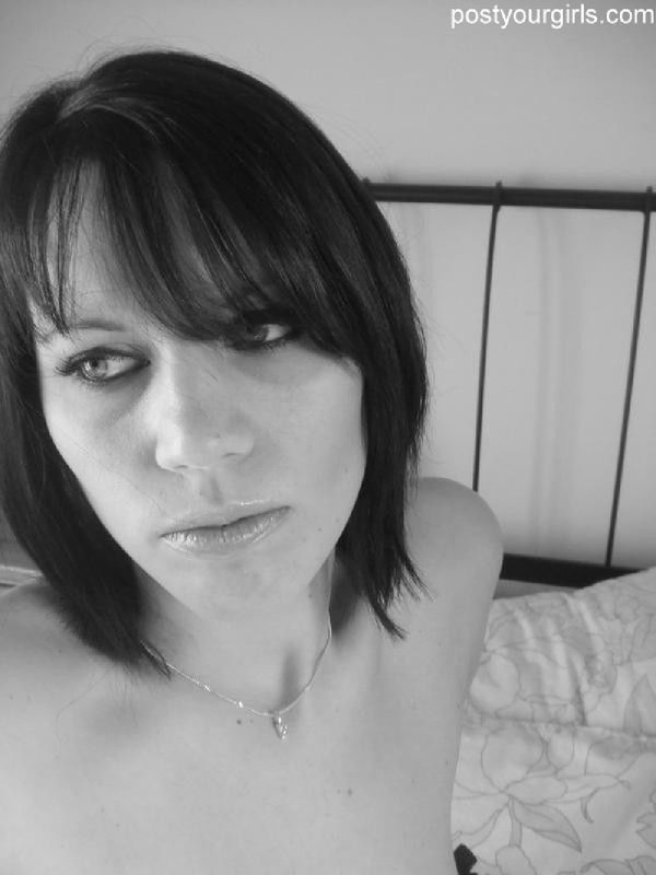 Черно-белые селфи сексуальной брюнетки 8 фото Черно-белые селфи сексуальной брюнетки 8 фото