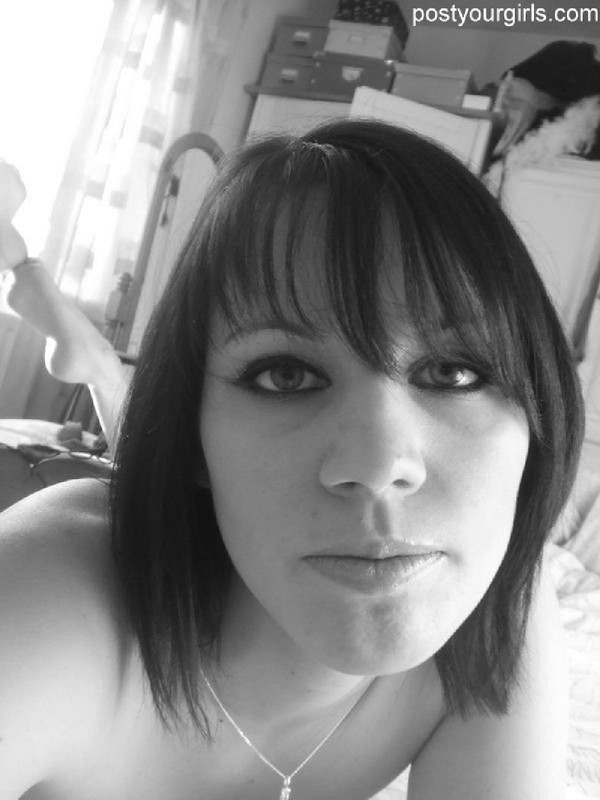 Черно-белые селфи сексуальной брюнетки 9 фото Черно-белые селфи сексуальной брюнетки 9 фото