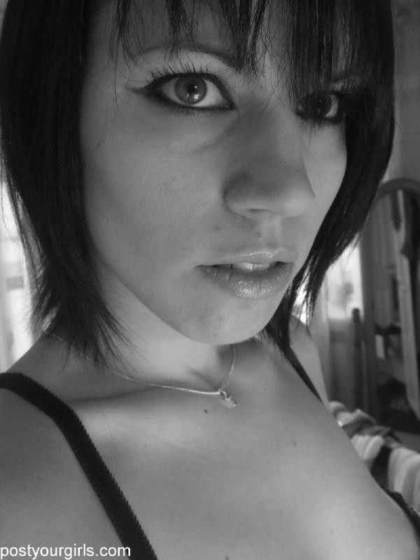 Черно-белые селфи сексуальной брюнетки 1 фото Черно-белые селфи сексуальной брюнетки 1 фото