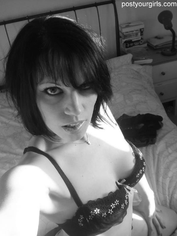 Черно-белые селфи сексуальной брюнетки 3 фото Черно-белые селфи сексуальной брюнетки 3 фото