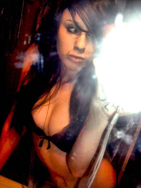 Сексуальная молодая эмо-девушка любит фотографировать себя 7 фото Сексуальная молодая эмо-девушка любит фотографировать себя 7 фото