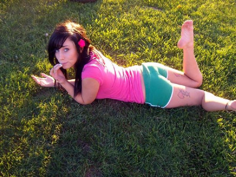 Сексуальная молодая эмо-девушка любит фотографировать себя 16 фото Сексуальная молодая эмо-девушка любит фотографировать себя 16 фото