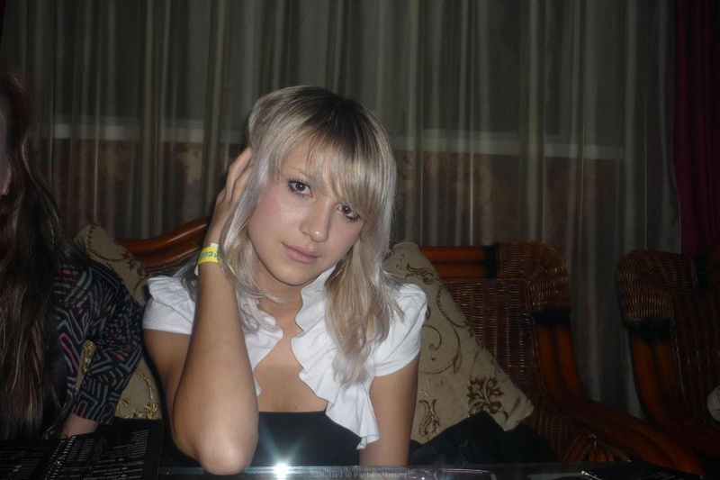 Худая девка позирует у себя на съемной квартире 19 фото Худая девка позирует у себя на съемной квартире 19 фото