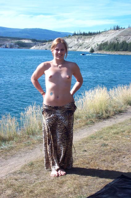 Деревенская девушка позирует на речке перед камерой 1 фото Деревенская девушка позирует на речке перед камерой 1 фото