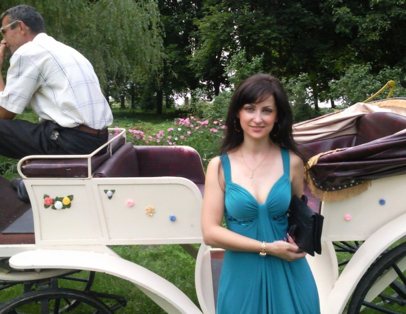 Голенькая брюнетка шалит на удобном диване 1 фото Голенькая брюнетка шалит на удобном диване 1 фото