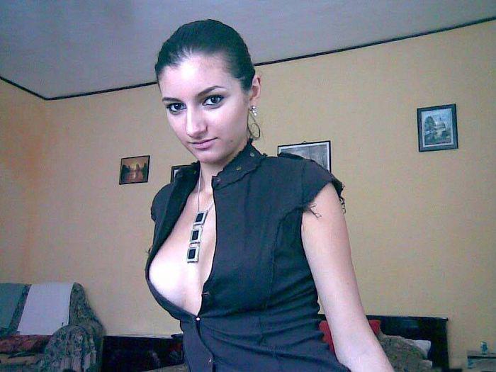 Молодая брюнетка показывает нижнее белье 3 фото