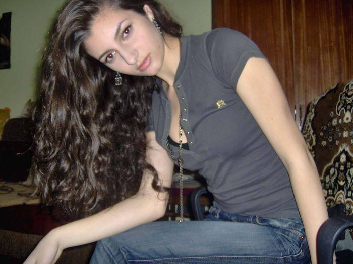 Молодая брюнетка показывает нижнее белье 2 фото