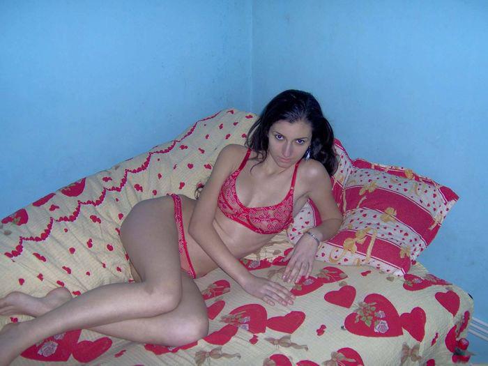 Молодая брюнетка показывает нижнее белье 5 фото