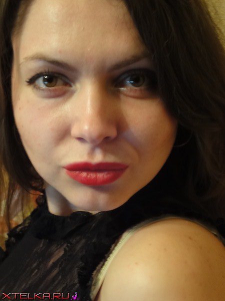 Выставила пилотку и вывалила дойки 1 фото