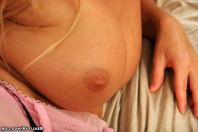 Мамка показывает нижнее белье и раздевается 24 фото