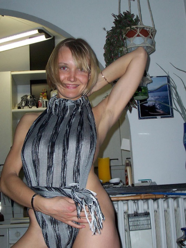 Раскрепощенная блонда проветрила волосатую щелку 2 фото Раскрепощенная блонда проветрила волосатую щелку 2 фото