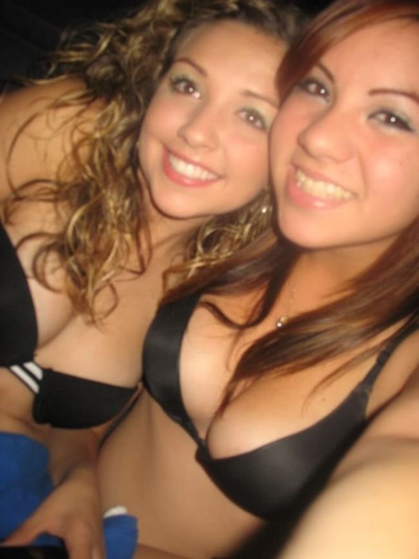 Гулящие девки стоят с телефонами перед зеркалом 4 фото Гулящие девки стоят с телефонами перед зеркалом 4 фото