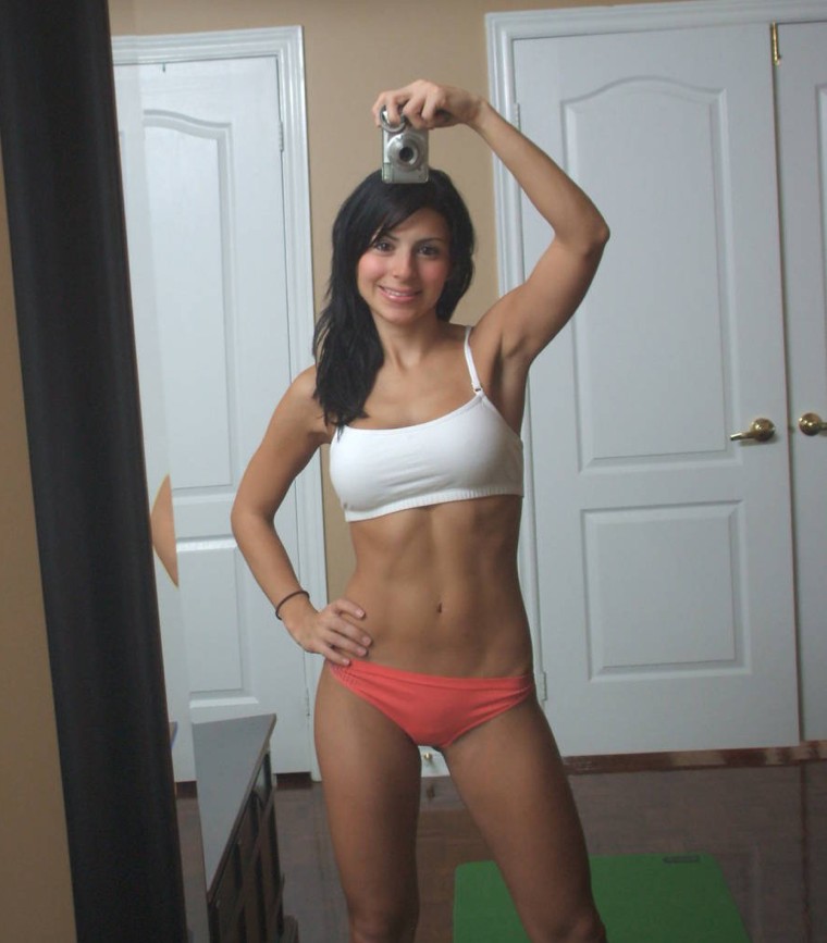 Гулящие девки стоят с телефонами перед зеркалом 13 фото Гулящие девки стоят с телефонами перед зеркалом 13 фото