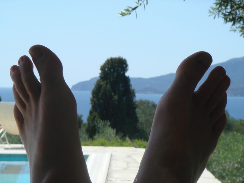 Молодая брюнетка с большой грудью на свежем воздухе 1 фото