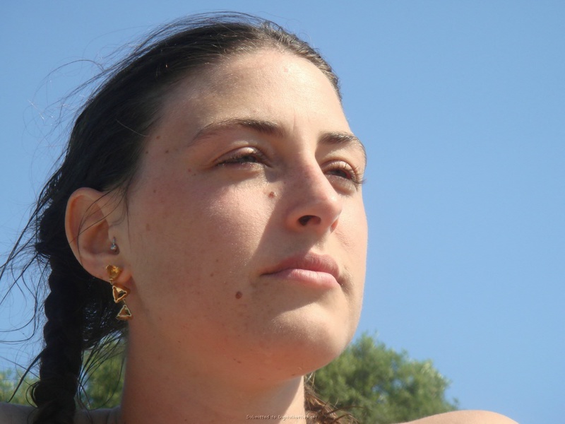 Молодая брюнетка с большой грудью на свежем воздухе 2 фото