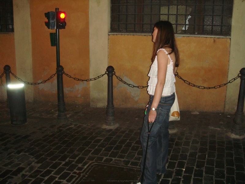 Молодая брюнетка с большой грудью на свежем воздухе 6 фото