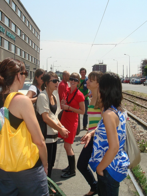 Молодая брюнетка с большой грудью на свежем воздухе 7 фото