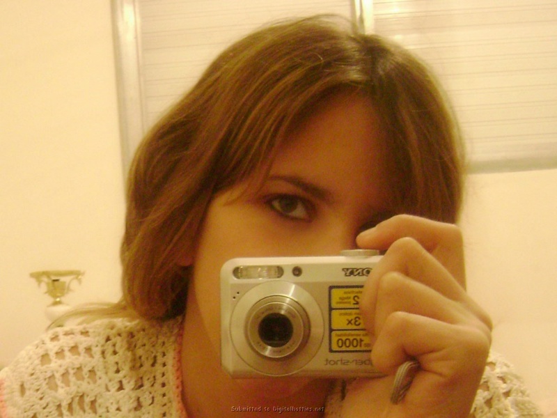 Молодая леди показывает свои формы 1 фото