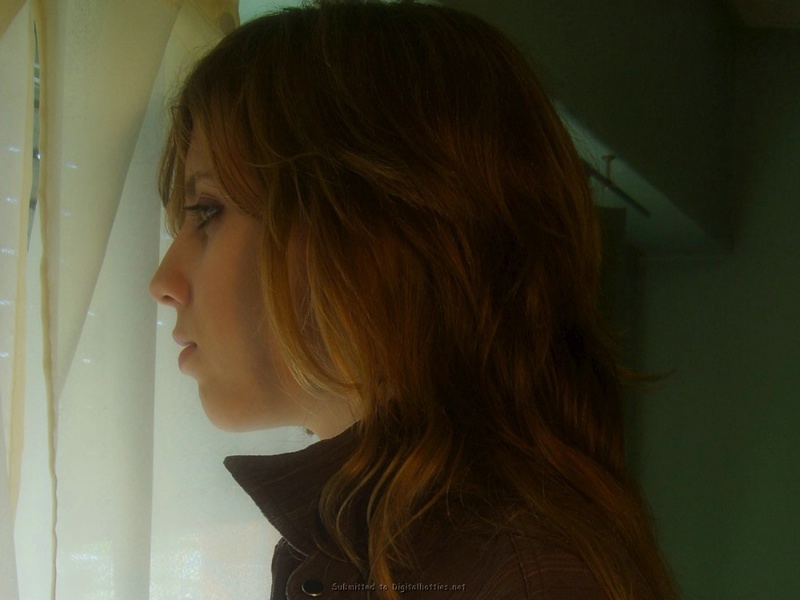 Молодая леди показывает свои формы 3 фото