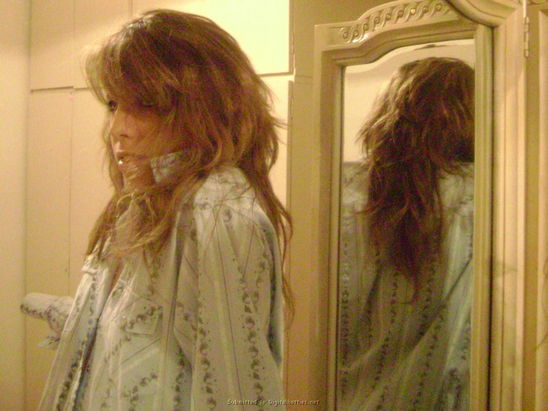 Молодая леди показывает свои формы 2 фото