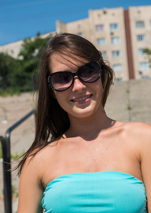 Обнаженная красавица валяется на шезлонге в саду 1 фото Обнаженная красавица валяется на шезлонге в саду 1 фото