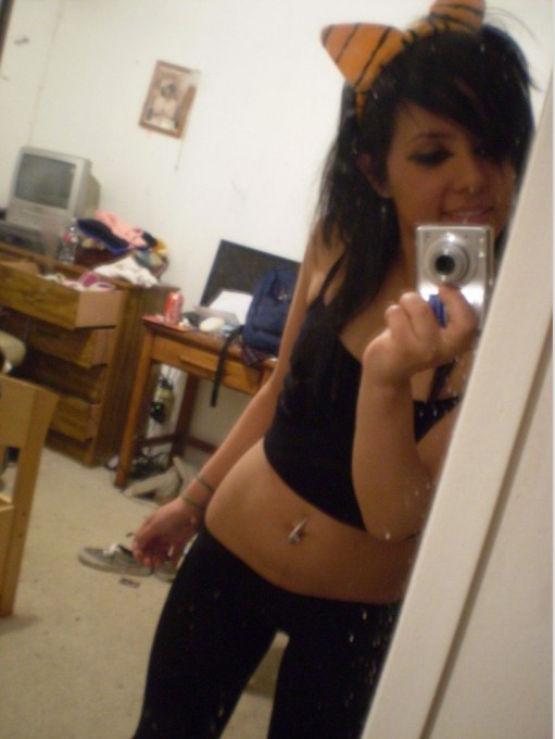 Девушки делают снимки самих себя перед зеркалом 3 фото Девушки делают снимки самих себя перед зеркалом 3 фото