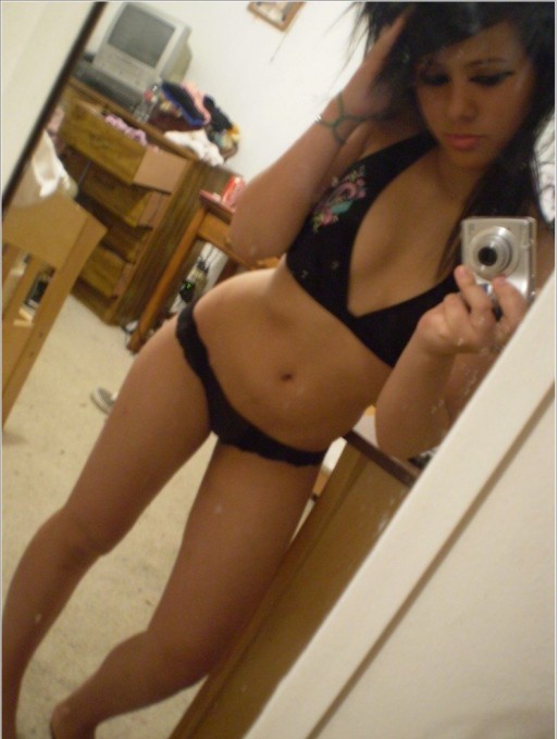 Девушки делают снимки самих себя перед зеркалом 4 фото Девушки делают снимки самих себя перед зеркалом 4 фото