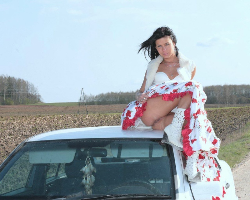 Худенькая брюнетка умеет красиво позировать 2 фото Худенькая брюнетка умеет красиво позировать 2 фото