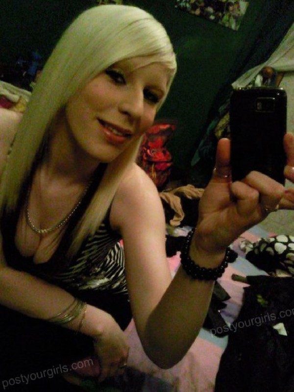 Милая девушка показала себя голой дома 2 фото