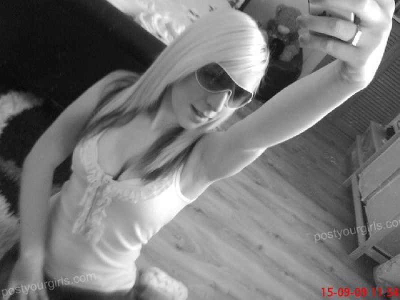 Милая девушка показала себя голой дома 1 фото