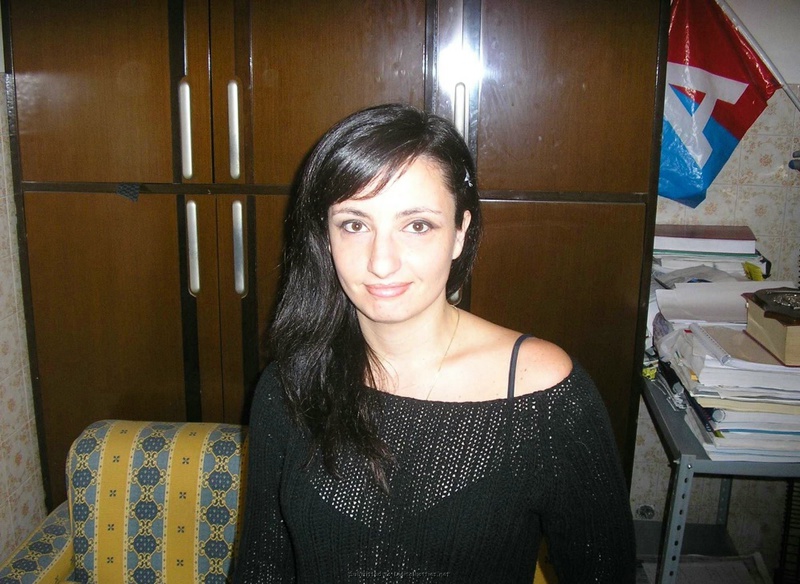 Брюнетка в чулках играет с писей дома 1 фото Брюнетка в чулках играет с писей дома 1 фото