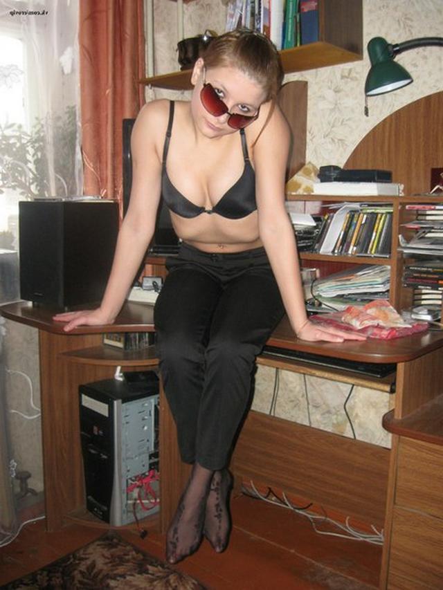 Аппетитная блонда в трусиках раздвинула ноги 6 фото Аппетитная блонда в трусиках раздвинула ноги 6 фото