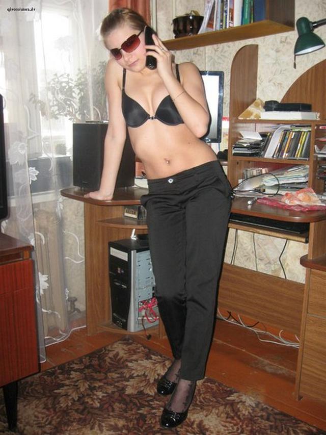 Аппетитная блонда в трусиках раздвинула ноги 5 фото Аппетитная блонда в трусиках раздвинула ноги 5 фото