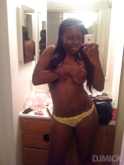 Тусовщицы снимают свои отражения в зеркалах 12 фото Тусовщицы снимают свои отражения в зеркалах 12 фото