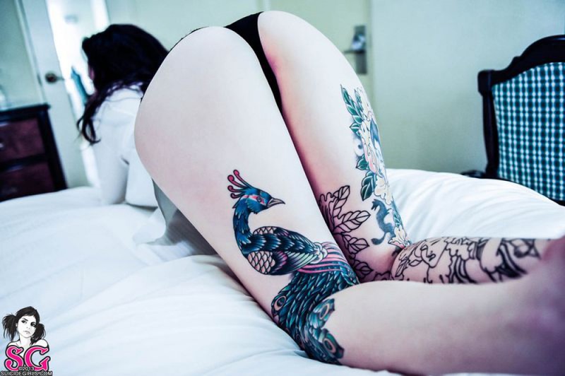 Страстная брюнетка оголяет свои формы 12 фото Страстная брюнетка оголяет свои формы 12 фото