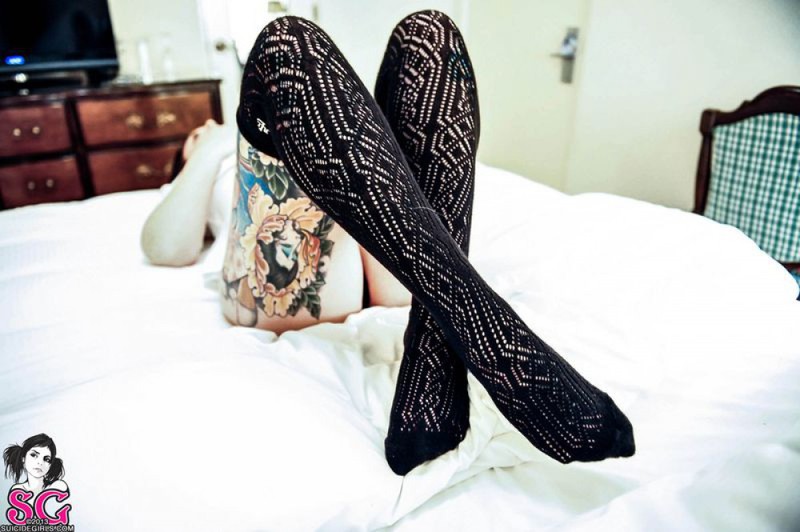 Страстная брюнетка оголяет свои формы 31 фото Страстная брюнетка оголяет свои формы 31 фото