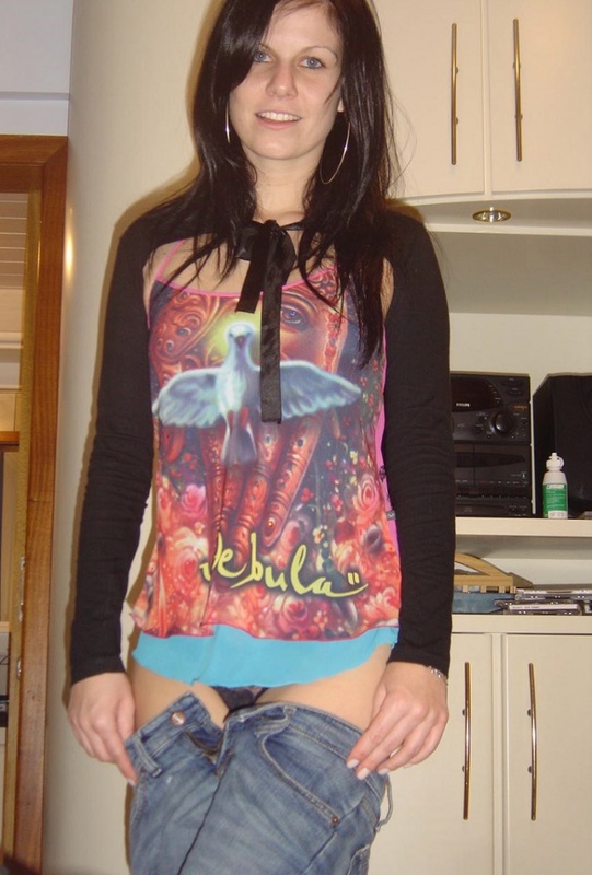 Кокетливая брюнетка позирует в комнате в трусиках 1 фото Кокетливая брюнетка позирует в комнате в трусиках 1 фото