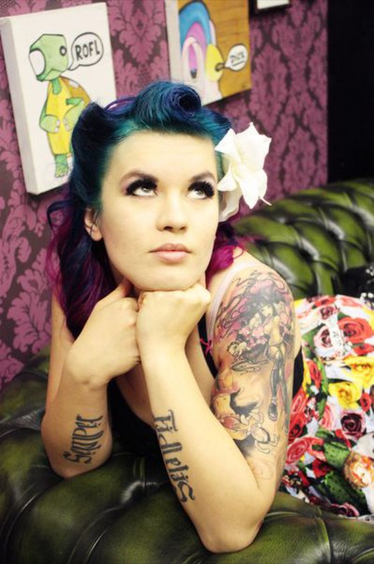 Эротика от татуированной крашенной мамаши в гостиной 3 фото