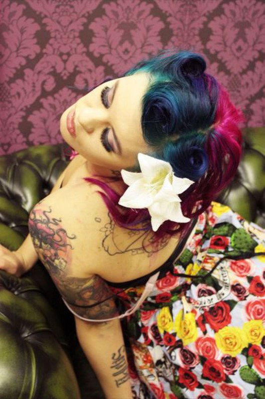 Эротика от татуированной крашенной мамаши в гостиной 32 фото