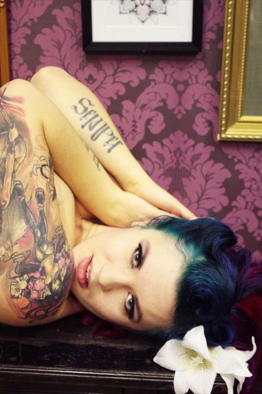 Эротика от татуированной крашенной мамаши в гостиной 27 фото