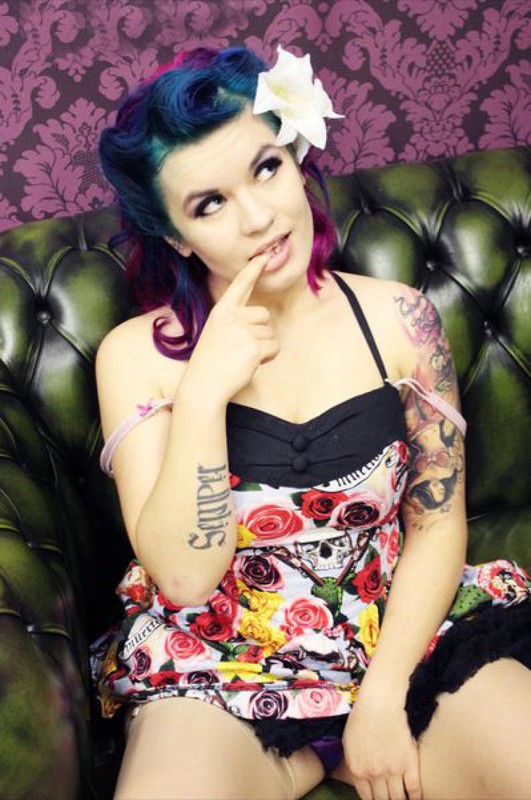 Эротика от татуированной крашенной мамаши в гостиной 14 фото