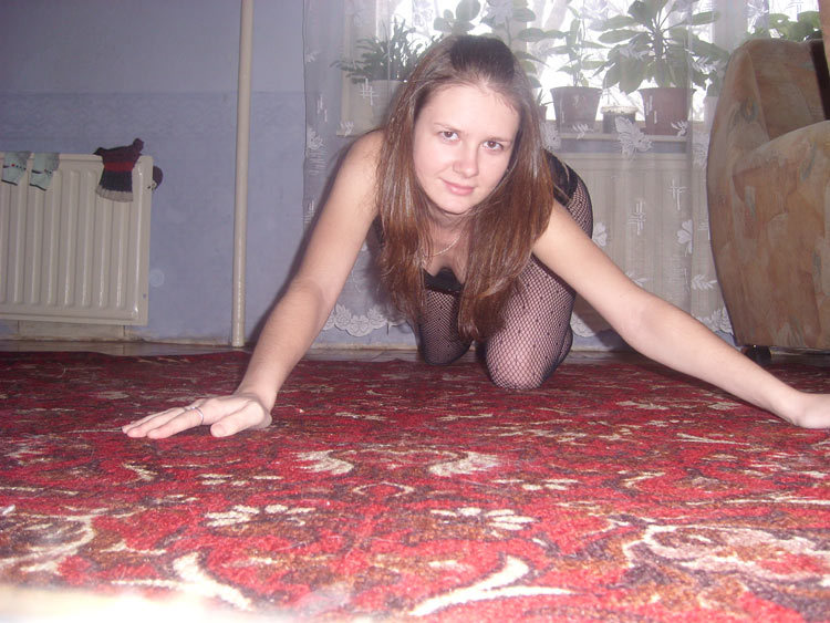 Соблазнительная девушка позирует красиво на камеру 3 фото